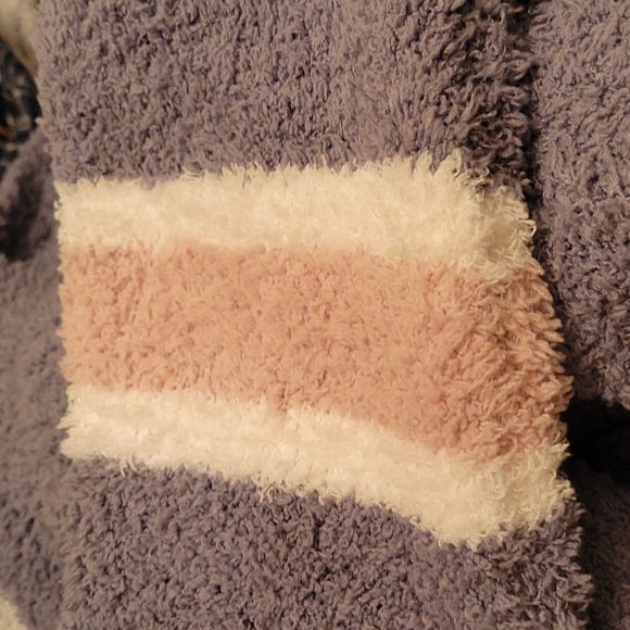 POL softest ever V-neck sweater - Picture 3 of 7